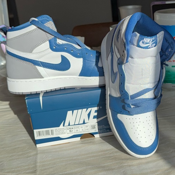 BRAND NEW! Jordan 1 Retro High OG True Blue (GS)- Size 5.5Y - Picture 5 of 8